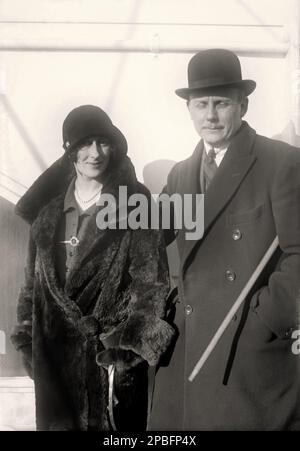 1926 , february , New York :  The Lord  Robert Godfrey Wolseley Bewicke-Copley, 5th Baron Cromwell ( 1893 - 1966 ) arrive in USA on ocean liner with wife Freda Constance Cripps ( born in 1898 , married in 1925 , two sons: David Godfrey and Philippa Selina later Lady MacDonell Mather ). Robert also saw active service during World War I, although in his case he was merely wounded and mentioned in despatches. He again served during World War II when he was wounded once more and became a prisoner of war, and afterwards served as the Lord-Lieutenant of Leicestershire from 1949 until his death on th Stock Photo