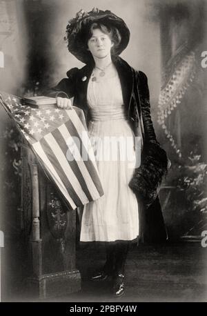 Dorothy  D. FROOKS ( 1896 - 1997 ) ,  of New York.  Born February 12, 1896 .  Woman Lawyer ; candidate for U.S. Representative from New York, 1920 ( Prohibition, 27th District ), 1934  ( Law Preservation, at-large ). Suffragette ; appeared in the movie REDS ( 1981 ) with Warren Beatty and Diane Keaton . Died April 13, 1997 . Interment at Calverton National Cemetery, Calverton, Long Island, N.Y. - SUFFRAGETTA - sufraggetta - Sufragist - POLITICO - POLITICIAN - POLITICA - POLITIC - FEMMINISMO - FEMMINISTA  - USA - ritratto - portrait   - UNITED STATES  FLAG - BANDIERA degli STATI UNITI d' AMERIC Stock Photo