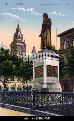 1905 ca : MAINZ am Rhein , GERMANY :  Postcard with monument to Johannes Guttenberg .  Johannes Gensfleisch zur Laden zum GUTENBERG (c. 1400 –  1468 ) was a German goldsmith and printer who is credited with being the first European to use movable type printing, in around 1439, and the global inventor of the mechanical printing. His major work, the Gutenberg Bible (also known as the 42-line Bible).  - LETTERATO - SCRITTORE - LETTERATURA - Literature - PORTRAIT - RITRATTO - STAMPA A CARATTERI MOBILI - STAMPATORE - EDITORE - SCULTURA - STATUA - STATUE - SCULPTURE - MONUMENTO - FRANCOFORTE - ARCHI Stock Photo