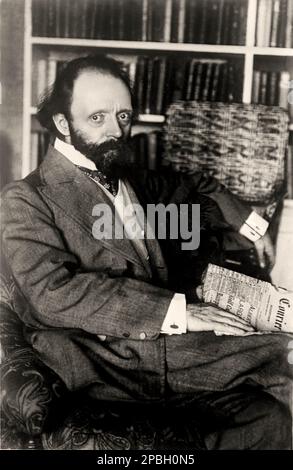 1910 ca, GREAT BRITAIN : The british writer Sir Thomas Henry HALL CAINE ( 1853 - 1931 ) at home . Was a British author . He is best known as a novelist and playwright of the late Victorian and the Edwardian eras. Caine acted as secretary to Dante Gabriel ROSSETTI and at one time he aspired to become a man of letters.- LETTERATO - SCRITTORE - LETTERATURA - Literature - SCRITTRICE - portrait - ritratto  - cravatta - tie  - beard - barba - reader - lettore - newspaper - giornale quotidiano----  Archivio GBB Stock Photo