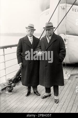 1922 ca , New York , USA : The british Sir CHARLES F. HIGHAM ( left in this photo) with the traveller and english writer GEORGE KINGSLEY , just arrive in USA on ocean liner Leviathan  . Kingsley was married with Mary Bailey and was the father of celebrated MARY Henrietta KINGSLEY  ( 1862 – 1900 ), writer and woman explorer who greatly influenced European ideas about Africa and African people . Mary Kingsley was also the niece of celebrated british novellist Charles Kingsley (1819-1875) . GEORGE KINGSLEY  was a doctor and worked for George Herbert, 13th Earl of Pembroke . Sir Charles Higham, M. Stock Photo