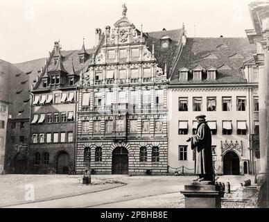 1870 ca , Nuremburg : The FUCH 's House , in front the Philipp MELANCHTON statue monument .  The german FILIPPO MELANTONE (  Melanchthon , Philipp  Schwarzered , Bretten 1497 - Wittenberg 1560 ) , reformer and Umanist . Professor and theologian, a key leader of the Lutheran Reformation, and a friend and associate of Martin Luther - RIFORMATORE CHIESA PROTESTANTE - UMANISTA - RELIGION - RELIGIONE - POETA - POESIA - POETRY - LETTERATURA  - portrait - ritratto - letterato - RINASCIMENTO - UMANESIMO  - Melanchthon - TEOLOGIAN - TEOLOGIA - TEOLOGO - GEOGRAPHY - GEOGRAFIA -  - HISTORY PHOTO - FOTO S Stock Photo