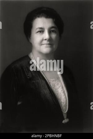 1929 , 8 august : Mary Teresa Norton ( 1875 -1959 ) , photo by Harris & Ewing , Washington .  was an American politician. The sixth woman in the United States Congress, she was the first from an Eastern state (New Jersey), and the first non-Republican (she was a Democrat). She went on to serve an unprecedented 13 consecutive terms in the United States House of Representatives, from 1925 to 1951, and chaired four committees. She was a labor advocate and a supporter of women's rights  - USA - ritratto - UNITED STATES - donna politico - POLITIC - POLITICA - POLITICIAN - POLITICO - pearls necklace Stock Photo
