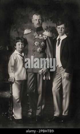 1914 ca , Munchen , Bavaria : The Kronprinz RUPPRECHT Von BAYERN  ( Wittelsbach  of Bavaria , 1869 - 1955) with sons : ALBRECHT (1905 - 1996) and LUITPOLD (1901-1914 died by polio). Rupprecht marry the princess Antoinette   Von LUXEMBURG of Nassau Weilburg  (1899-1954),the fourth daughter of Guillaume IV, Grand Duke of Luxembourg, who reigned between 1905 and 1912, and Marie Anne, a princess of the Portuguese House of Braganza. . Photo by Elvira , Munchen . Rupprecht was born in Munich, the eldest son of Ludwig III, the last King of Bavaria, and of Archduchess Maria Theresia of Austria-Este, n Stock Photo