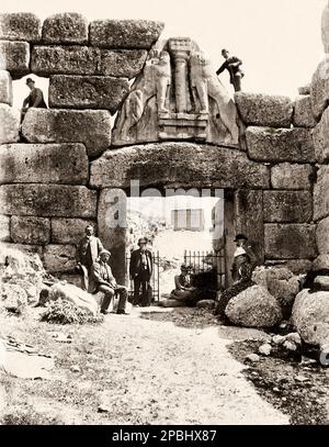 1885 : The german architect Wilhelm Dorpfeld ( or Doerpfeld , 1853 - 1940 ) and Heinrich Schliemann at the Lion Gate of Mycenae .  The german archeologist HEINRICH SCHLIEMANN ( 1822 in Neubukow, Mecklenburg-Schwerin -  1890 in Naples , Italy ) was a German treasure hunter, an advocate of the historical reality of places mentioned in the works of Homer, and an important excavator of Troy and of the Mycenaean sites Mycenae and Tiryns . - FOTO STORICHE - HISTORY - OMERO - TROIA - MICENE - GEOGRAFIA - GEOGRAPHY  - ARCHITETTURA - ARCHITECTURE - ROME - ARCHEOLOGIA - ARCHEOLOGY - PORTA DEI LEONI DI M Stock Photo