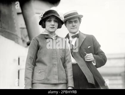 1915 ca , New York , USA  : The celebrated american  silent movie and thatre actress  LAURETTE TAYLOR ( 1884 - 1946 ) with housband HARTLEY MANNERS . John Hartley Manners ( 1870 – 1928 ) was a British playwright who wrote ' Peg o' My Heart ' , which starred his wife, Laurette Taylor on Broadway in one of her greatest stage triumphs. He wrote the 1922 silent screen adaptation of Peg o' My Heart which starred Laurette. The 1932 sound remake starring Marion Davies was adapted from Manners play as Manners had died in 1928. Manners also wrote two 1924 silent film screenplays which starred his wife Stock Photo