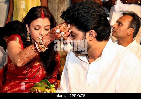 Lovey-Dovey: Aishwarya Rai and Abhishek Bachchan to give you not-to-miss  couple goals, see videos | IWMBuzz