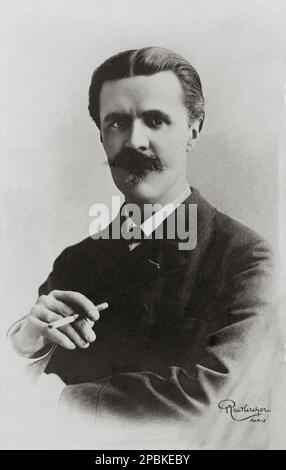 1895 ca , FRANCE :  VINCENT D' INDY  ( 1851 - 1931 ) was a French music Opera composer of many academically written works after the manner of Cesar Franck . co-founder of the SCHOLA CANTORUM music school . Photo by REUTLINGER, Paris - COMPOSITORE  - CLASSICA - CLASSICAL - PORTRAIT - RITRATTO - MUSICISTA - MUSICA   - baffi - moustache - CRAVATTA - TIE - collar - colletto - Dindy - D'Indy  - sigaretta - cigarette - bocchino - fumatore - fumo - smoker - ARCHIVIO GBB Stock Photo