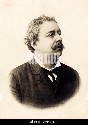 The most celebrated italian popular writer EDMONDO DE AMICIS ( 1846 -  1908 ) , author of book CUORE ( 1866 ) - SCRITTORE - LETTERATURA - LITERATURE - LETTERATO - portrait - ritratto - collar - colletto - tie  bow - cravatta - baffi - moustache ----  Archivio GBB Stock Photo