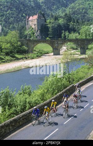 France. Auvergne. Haute-Loire (43). Lavoute-sur-Loire. Cyclotourism at the foot of the castle of Lavoute Polignac in the Loire valley (model release o Stock Photo