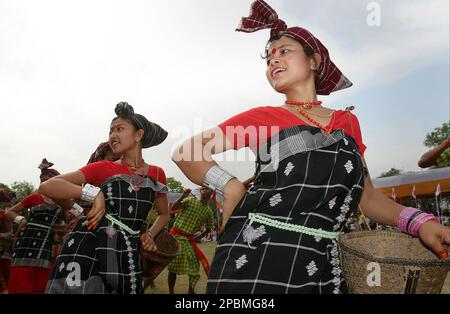 THE RABHA TRIBES WOMEN WITH TRADITIONAL DRESS, ASSAM (INDIA). FOTO: EPS -  EASTERN PHOTO SERVICE