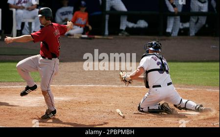 Houston Astros' Brad Ausmus swings the bat against the Pittsburgh Pirates  in Major League baseball Thursday, Aug. 10, 2006 in Houston. (AP Photo/Pat  Sullivan Stock Photo - Alamy