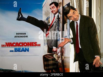 People Are Photoshopping Mr. Bean Into Things, And It's Even Funnier Than  The Original | DeMilked