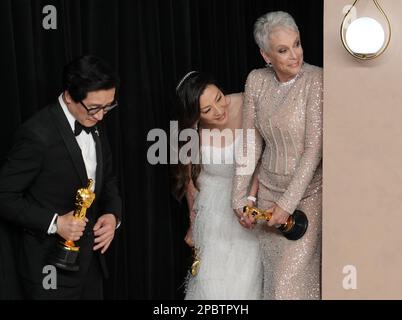 Los Angeles, USA. 12th Mar, 2023. (L-R) Ke Huy Quan, Michelle Yeoh and Jamie Lee Curtis backstage in the press room at the The 95th Academy Awards held by the Academy of Motion Picture Arts and Sciences at the Dolby Theatre in Los Angeles, CA on March 12, 2023. (Photo by Sthanlee B. Mirador/Sipa USA) Credit: Sipa USA/Alamy Live News Stock Photo