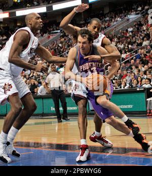 Philadelphia 76ers' Steven Hunter, right, blocks the shot of Los