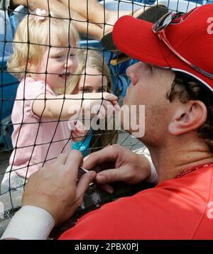 FILE** Cincinnati Reds' Josh Hamilton signs autographs along the