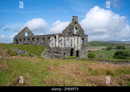 Derelict mine buildings at Ynys-y-Pandy slate mill Stock Photo