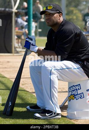 Toronto Blue Jays' Vernon Wells congratulates teammate Reed