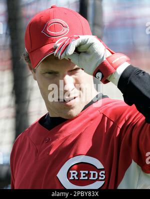 Cincinnati Reds outfielder Josh Hamilton talks with daughter