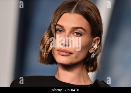 Hailey Bieber attends the 2023 Vanity Fair Oscar Party at Wallis Annenberg  Center for the Performing Arts on March 12, 2023 in Beverly Hills,  California. Photo: CraSH/imageSPACE Stock Photo - Alamy