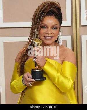 Ruth Carter, winner of Best Costume Design award for ’Black Panther: Wakanda Forever’ posing for photos in the press room at the The 95th Academy Awards held by the Academy of Motion Picture Arts and Sciences at the Dolby Theatre in Los Angeles, CA on March 12, 2023. (Photo by Sthanlee B. Mirador/Sipa USA) Stock Photo