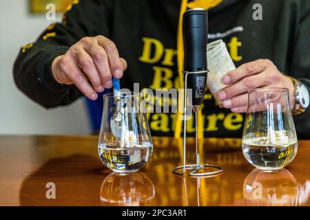 'Dryest Beer brewing for Nature' is written on the black hoodie that Stefan Fritsche, managing director of the Neuzelle monastery brewery, wears like a monk's cowl 2.0. The beer powder from Neuzelle is set to revolutionize the beer market. Stephan Fritsche, managing director of the German Klosterbrauerei Neuzelle (monastery brewery) demonstrates the novel beer powder under development Stock Photo