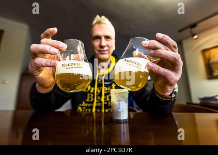 Stefan Fritsche with freshly stirred beer powder. The product innovation from the Neuzelle monastery brewery rethinks the beer process and impresses with climate-friendly arguments during transport. Stephan Fritsche, managing director of the German Klosterbrauerei Neuzelle (monastery brewery) demonstrates the novel beer powder under development Stock Photo