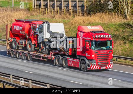 Wills Bros INFRASTRUCTURE DEVELOPMENT. SCANIA R560 with an articulated trailer carrying construction machinery; travelling on the M61 motorway, UK Stock Photo
