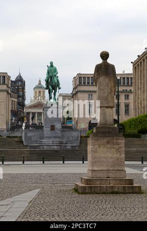 Brussels, Belgium - August 26 2017: Statue of HM Queen Elisabeth facing the statue of HM King Albert I at the Mont des Arts and in the background, the Stock Photo