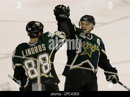 Dallas Stars' Eric Lindros (88) and Stu Barnes (14) celebrate Barnes' first  period goal against the Los Angeles Kings at the American Airlines Center  in Dallas, Texas, Monday, January 15, 2007. (Photo