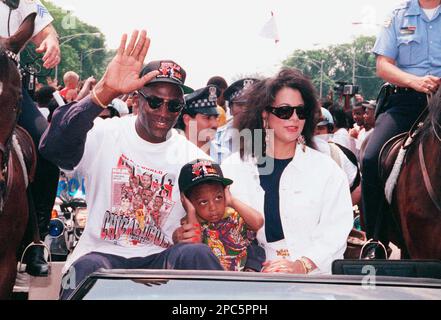 NBA Japan - S0620_NBA_Finals_AB001.jpg 20 Jun 1993: Michael Jordan #23 of  the Chicago Bulls celebrates after winning his third straight NBA  Championship after the 1993 NBA Finals against the Phoenix Suns in