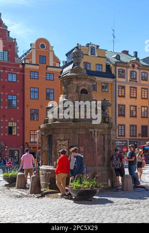 Stockholm, Sweden - June 24 2019: Well on Stortorget (Swedish: [ˈstuːrtɔrjɛt]. Grand Square), a public square in Gamla Stan, the old town in central S Stock Photo