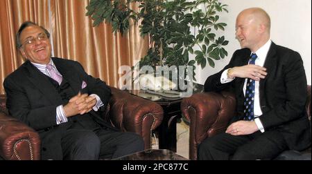 Pakistan's Foreign Minister Khursheed Kasuri, left, holds talks with visiting British shadow Foreign Secretary William Hague at the foreign ministry in Islamabad, Pakistan, Wednesday, Dec 6, 2006. (AP Photo/B.K.Bangash)