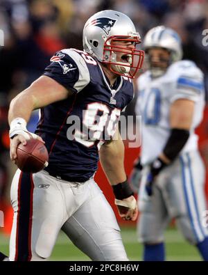 Detroit Lions fullback Cory Schlesinger (30) wears the new Detroit