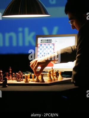 dpa) - Russian World Chess Champion Vladimir Kramnik (L) plays against  Hungarian Grandmaster Peter Leko (R) during the 2004 Dortmund Chess Meeting  in Dortmund, Germany, 23 April 2004. The event takes place