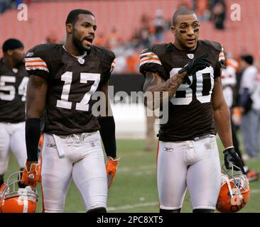 Wide receiver Kellen Winslow Jr. (80) listens to Cleveland Browns  quarterback Charlie Frye (9) call the play during a pre-season NFL football  game against the Chicago Bears, Aug. 31, 2006, in Cleveland. (