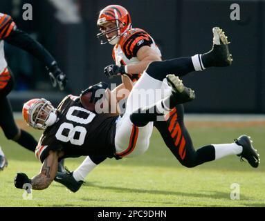 Cincinnati Bengals safety Kevin Kaesviharn (34) sacks Oakland Raiders  quarterback Aaron Brooks (2) at Paul Brown Stadium in Cincinnati on  December 10, 2006. The Bengals defeated the Raiders 27-10. (UPI Photo/Mark  Cowan Stock Photo - Alamy