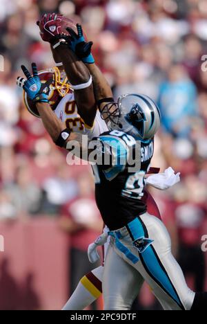 Washington Redskins safety Vernon Fox (39) tries to tackle Atlanta Falcons  tight end Alge Crumpler (83) during the second quarter of an NFL football  game, Sunday, Dec. 3, 2006, in Landover, Md. (