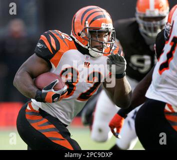 Cincinnati Bengals running back Rudi Johnson (32) runs 1 yard for a  touchdown against the Cleveland Browns during first quarter action of their NFL  football game in Cleveland, Ohio on Sunday, Nov. 26, 2006. (AP Photo/Tony  Dejak Stock Photo - Alamy