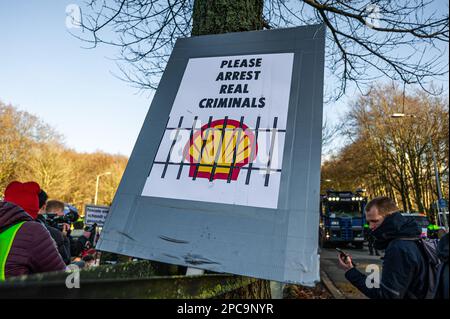 A large poster with the inscription ‘PLEASE ARRIST REAL CRIMINALS' with a direct reference to Shell seen during the demonstration. Extinction Rebellion organised a blockade on the A12 motorway in The Hague this afternoon, despite a ban from the municipality. The police intervened after the police 5 pm deadline. At around 5:10 the police began to break up the demonstration. The so-called ‘frog jet' of the German built water canon was used to disperse the protesters during their sit-down; this had very little effect as most were prepared for such an event. According to Extinction Rebellion, mo Stock Photo