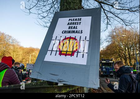 A large poster with the inscription ‘PLEASE ARRIST REAL CRIMINALS' with a direct reference to Shell seen during the demonstration. Extinction Rebellion organised a blockade on the A12 motorway in The Hague this afternoon, despite a ban from the municipality. The police intervened after the police 5 pm deadline. At around 5:10 the police began to break up the demonstration. The so-called ‘frog jet' of the German built water canon was used to disperse the protesters during their sit-down; this had very little effect as most were prepared for such an event. According to Extinction Rebellion, mo Stock Photo