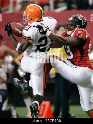 NO MAGS, NO SALES --KRT SPORTS STORY SLUGGED: FBN-FALCONS-LIONS-KRT  PHOTOGRAPH BY RICH ADDICKS/ATLANTA JOURNAL CONSTITUTION (November 24)  Detroit, MI -- Atlanta Falcons Alge Crumpler (83) eludes Detroit Lions Wali  Rainer (58) to