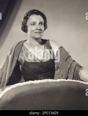 1934 , New York , USA : The american actress and dramatist RUTH DRAPER ( 1884 - 1956 ), celebrated for monologues , as the Mistress in THREE WOMEN AND Mr CLIFFORD at Ethel Barrymore Theatre .  She had many relationships in Italy, in fact, and was a strong opponent of fascism . In this period she was the partner of Lauro De Bosis , a young italian poet and writer who died after flying over Rome for throwing many thousands of leaflets against Mussolini's party.  - TEATRO - THEATER - THEATRE - Broadway  - attrice teatrale  - hlace - pizzo  - ANTIFASCISTA - DRAMMATURGO - PLAYWRITER - COMMEDIOGRAFO Stock Photo