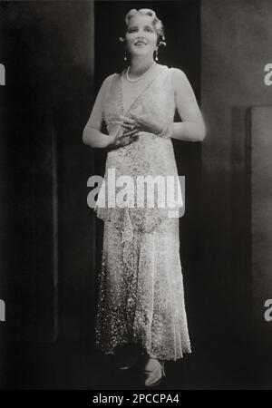 The celebrated german Opera singer soprano CLAIRE DUX ( 1885 - 1967 ). Her career escalated and by 1909 she was singing Mimi in LA BOHEME by Puccini with Enrico Caruso, signing for the Hofoper in Berlin, and taking engagements to appear for Beecham at the first British ' Rosenkavalier' at Covent Garden.   - CANTANTE LIRICA - OPERA - MUSICA CLASSICA - classical - portrait - ritratto - smile - sorriso  - OPERA LIRICA - costume di scena  - cantante lirica - classica - classical - DIVA - DIVINA - scollatura - decolleté - neckopening  - pearls necklace - perla - collana di perle - lame' dress ---- Stock Photo