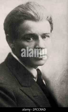 1924 , RUSSIA : The russian poet SERGEJ ESENIN ( 1895 - 1925 ), husband of celebrated modern dancer ballerina ISADORA DUNCAN from 1922 to 1923 - POETA - POESIA - POETRY - LETTERATURA - LITERATURE - letterato - GAY - Homosexual - Homosexuality - Omosessualità - LGBT - Omosessuale - portrait - ritratto  - Serghei - Sergei - Iesenin - Yesenin -  Jesenin - suicida - suicide - suicidio - maledetto - maudit - bohemien  ----  Archivio GBB Stock Photo