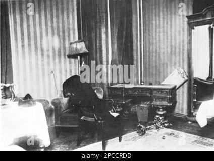1925 , RUSSIA : The Room 5 in the Hotel Angleterre , Petrograd photographed shortly after Esenin committed suicide there on 28 december 1925 . The russian poet SERGEJ ESENIN ( 1895 - 1925 ), husband of celebrated modern dancer ballerina ISADORA DUNCAN from 1922 to 1923 - POETA - POESIA - POETRY - LETTERATURA - LITERATURE - letterato - GAY - Homosexual - Homosexuality - Omosessualità - LGBT - Omosessuale - portrait - ritratto  - Serghei - Sergei - Iesenin - Yesenin -  Jesenin - suicida - suicide - suicidio - maledetto - maudit - bohemien - camera d' albergo  ----  Archivio GBB Stock Photo