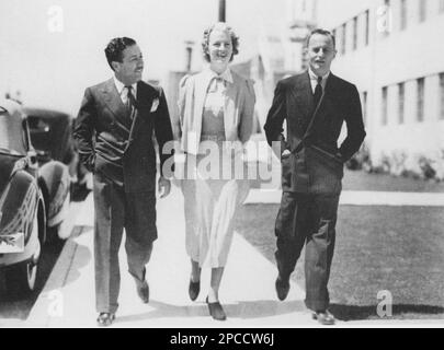 1937 , Hollywood , California , USA  : The celebrated british comedienne and music hall singer Dame GRACIE FIELDS ( 9 january 1898 Rochdale , England - 27 september 1979 Capri , Italy ) . In this photo at 20Th Century Fox Studios with the producer DARRYL F. ZANUCK ( left ) and his husband , the  italian silent movie comedy actor and movie director  MONTY BANKS ( Mario Bianchi ,  1897 - 1950 )  - CINEMA MUTO  - portrait - ritratto - cantante pop - musica leggera - music   ----  Archivio GBB Stock Photo