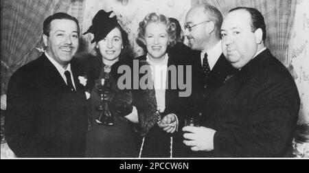 1940 , Hollywood , California , USA  : The celebrated british comedienne and music hall singer Dame GRACIE FIELDS ( 9 january 1898 Rochdale , England - 27 september 1979 Capri , Italy ), center in this photo . Howner of Capri famous swimmingpool restaurant LA CANZONE DEL MARE , Marina Piccola . At left , his hosband , the  italian silent movie comedy actor and director MONTY BANKS ( Mario Bianchi ,  1897 - 1950 ). Left in this photo the celebrated triller movie director ALFRED HITCHCOCK . The others two persons in this photo are the British Consul and his wife   - CINEMA MUTO  - portrait - rit Stock Photo