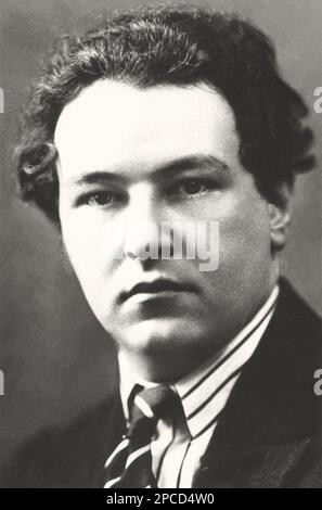 1930 ca, FRANCE : The  swiss-french music composer  ARTHUR HONEGGER ( 1892 - 1955 ) , member of LES SIX . Honneger composed a variety of works inclunding Operas , ballets , oratorios and orchestral and chamber music . Photo by Henri Manuel , Paris  - MUSICA CLASSICA - CLASSICAL - OPERA LIRICA - COMPOSITORE LIRICO - portrait - ritratto - MUSICISTA - MUSICA - BALLETTO - tie - cravatta - collar - colletto  ----  ARCHIVIO GBB Stock Photo
