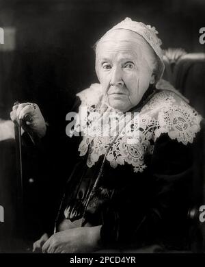 1908 , 27 april , USA: The american abolitionist , social activist , novelist , woman writer and poet Julia Ward HOWE ( 1819 - 1910 ). After the war Howe focused her activities on the causes of pacifism and women's suffrage. From 1872 to 1879, she assisted Lucy Stone and Henry Brown Blackwell in editing Woman's Journal - J. W. Howe - SCRITTORE - LETTERATO - LETTERATURA - LITERATURE  - CIVIL WAR - GUERRA DI SECESSIONE - GUERRA CIVILE AMERICANA - ABBOLIZIONISTA SCHIAVISMO - SLAVERY - donna anziana vecchia - ancient old woman - nonna - grandmother - pizzo - lace - collar - colletto - cuffia - bas Stock Photo